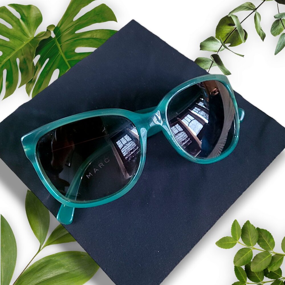 Marc by MJ Green Sunglasses w Case and Cloth